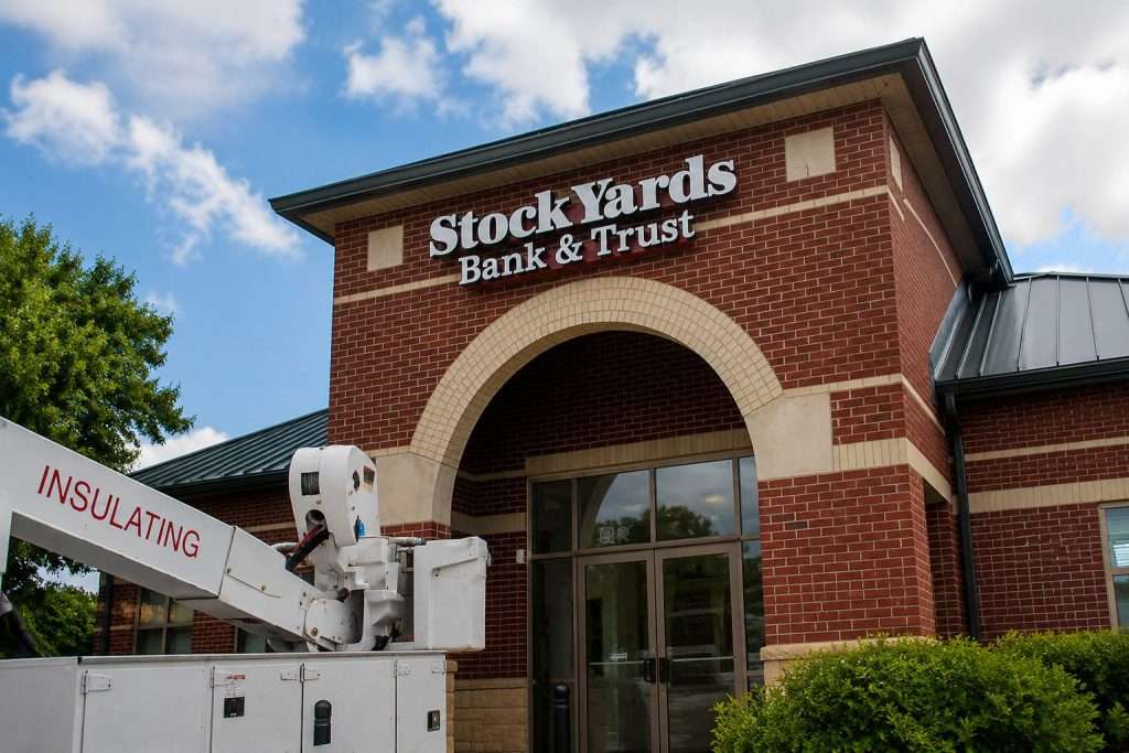 Stock Yards Bancorp Shares Gain; Investors Eye October Field & Main Deadline