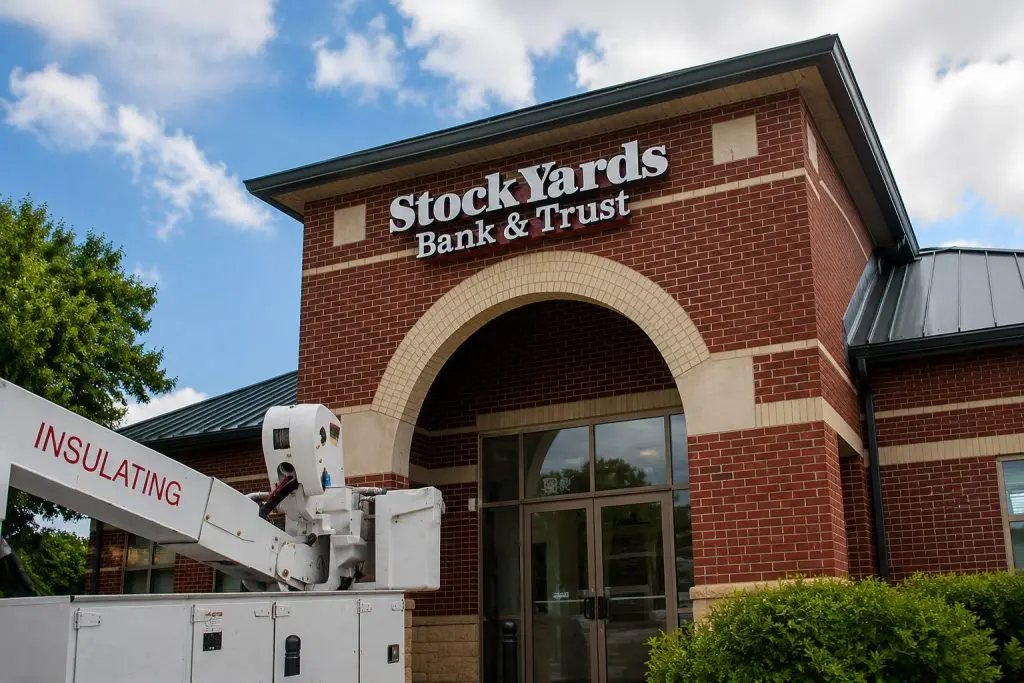 Stock Yards Bancorp Shares Gain; Investors Eye October Field & Main Deadline