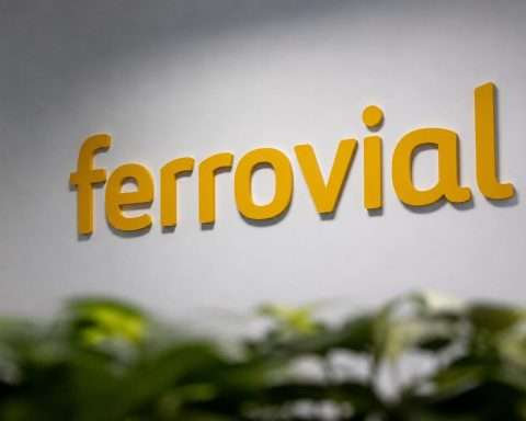 Ferrovial Traders Wait as Monday Brings Nasdaq-100 Test