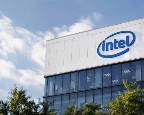 Intel Drops 5%, Raising Pressure on AI Rebound