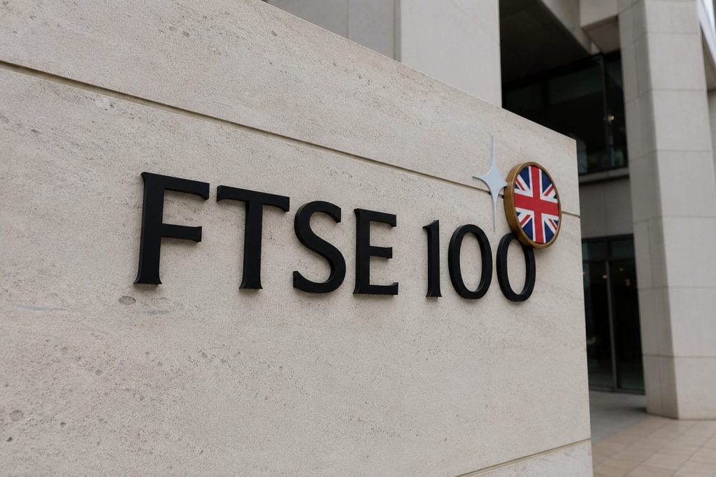 FTSE 100 Drop Sets Up Uncertain Monday as UK Politics, Oil Move the Market
