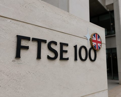 FTSE 100 Drop Sets Up Uncertain Monday as UK Politics, Oil Move the Market
