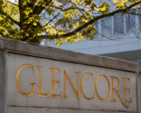 Glencore Faces Monday Trading Test After Dividend and FTSE Drop