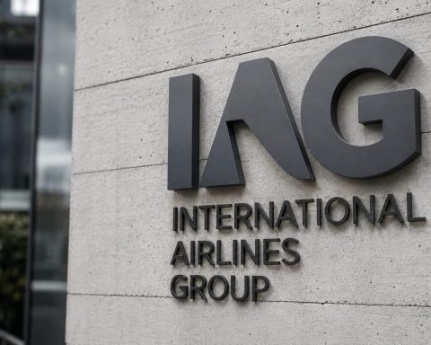 IAG Stock Pulls Back as Fuel Shock Tests the Bond-Buyback Rally