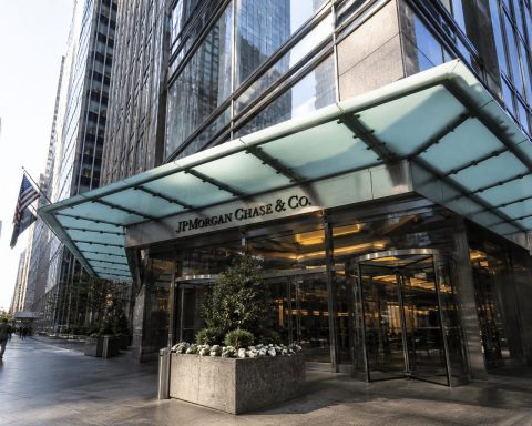 JPMorgan, Citi Governance Spotlight Widens After $52 Million Banker Hire and Lawmaker Stock Sale