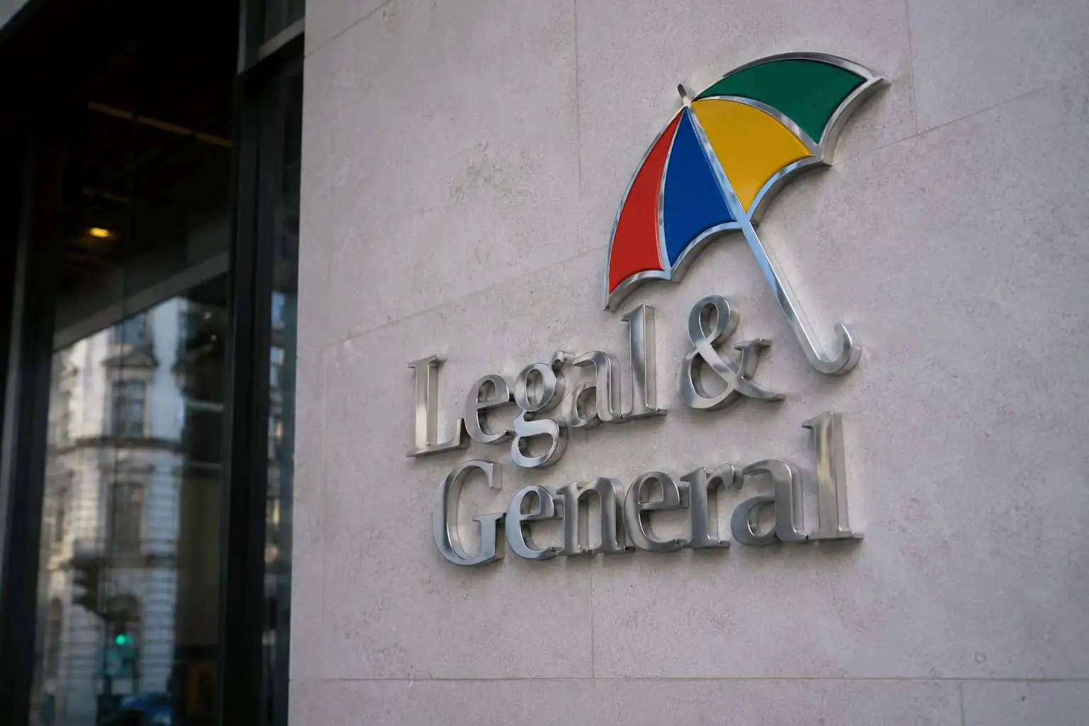 Legal & General Shares Hold Firm as 8.7% Yield and £1.2 Billion Buyback Face AGM Test