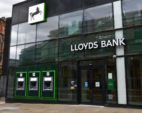 Lloyds Banking Group Shares Fall Today: Why UK Political Turmoil Is Hitting Banks