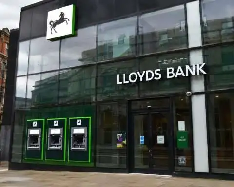 Lloyds Banking Group Shares Fall Today: Why UK Political Turmoil Is Hitting Banks
