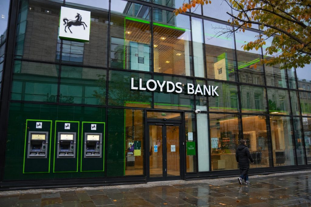 Lloyds Shares Watch: Investors Eye UK Bank Rule Changes