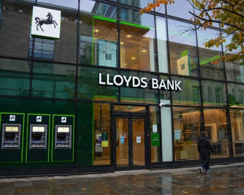 Lloyds Shares Watch: Investors Eye UK Bank Rule Changes