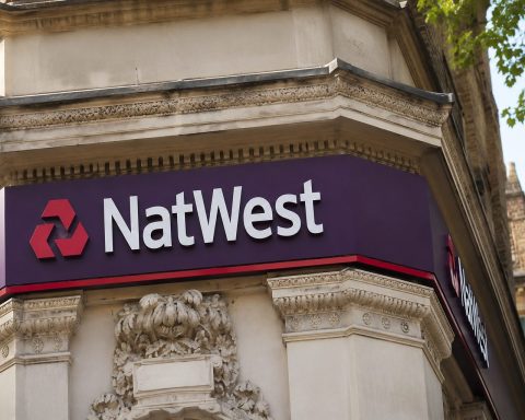 NatWest Group Shares Climb as Buyback Revives Capital Return Debate