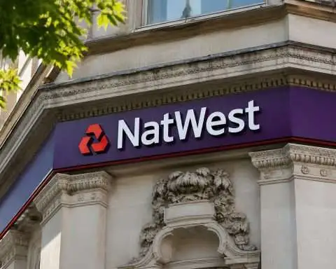 NatWest Profit Jump Runs Into a £140 Million Warning Before Tuesday Reopen
