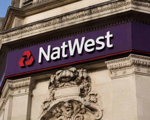 NatWest Shares Fade as Fitch Upgrade Runs Into UK Bank-Tax and Gilt Fears