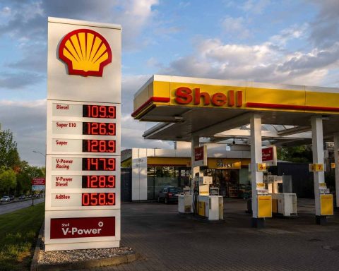 Shell Stock Today: Buybacks Steady the Chart as Oil Risk Keeps the Trade Messy