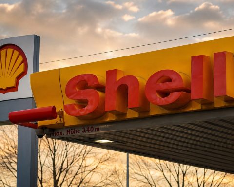 Shell’s $6.9 Billion Profit Beat Has a Catch: Lower Buybacks and Qatar Risk