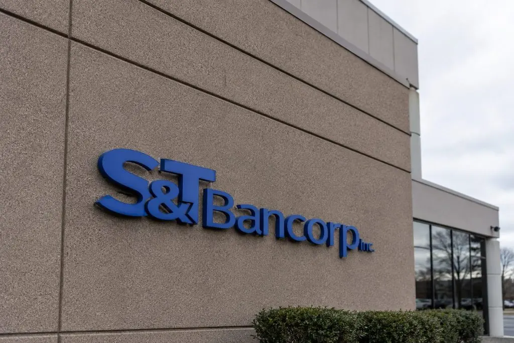 S&T Bancorp Shares Dip With Regional Bank ETF Moving Lower Ahead of Dividend