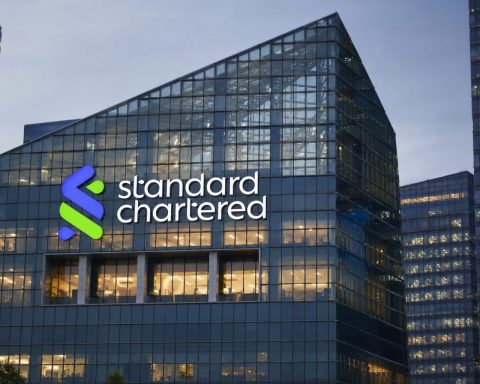 Standard Chartered Shares Rise as New CFO Arrives Ahead of Strategy Update