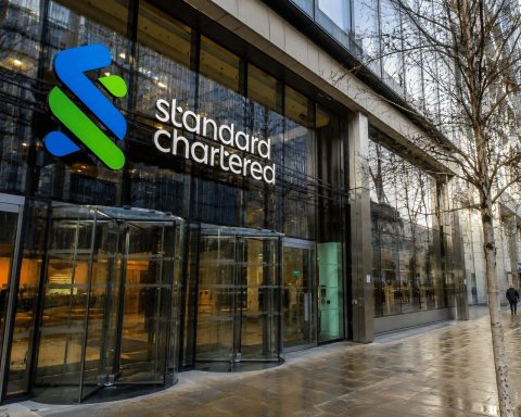 Standard Chartered Shares Trade Near High Ahead of Key Tuesday