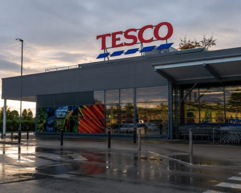 Tesco Court Loss Puts £4bn Equal-Pay Fight Back in Focus as £750m Buyback Rolls On