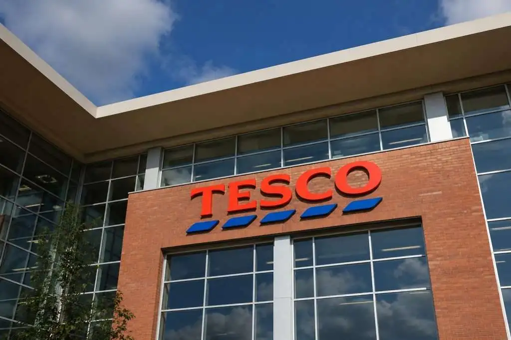 Tesco Rises After Buyback; UK Grocery Market in Spotlight