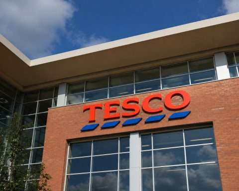 Tesco Shares Jump as Buyback Puts UK Grocery Fight Back in Focus
