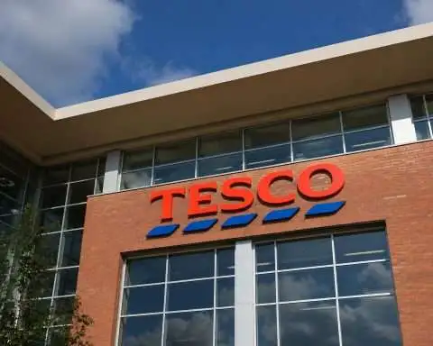 Tesco Rises After Buyback; UK Grocery Market in Spotlight