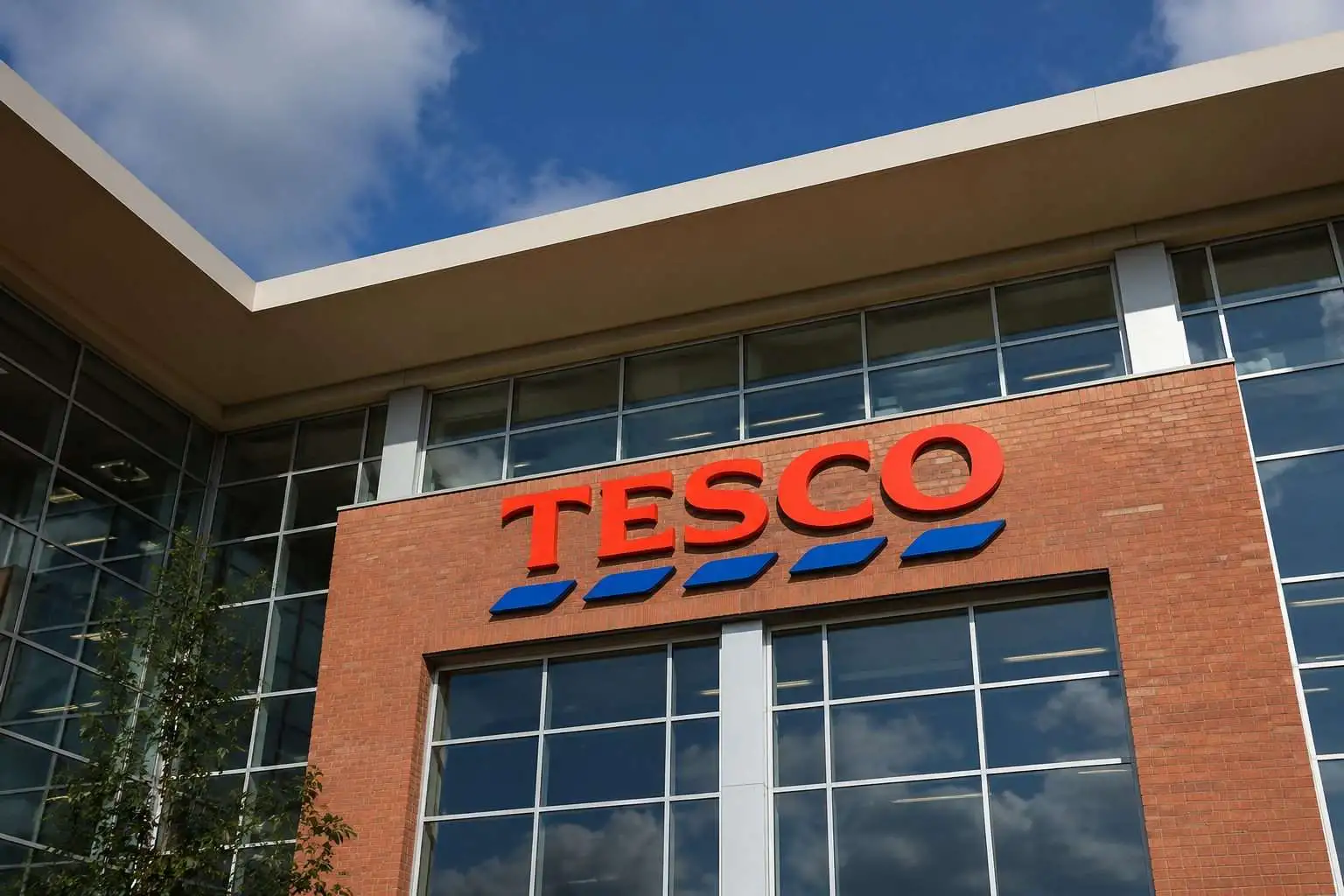 Tesco Rises After Buyback; UK Grocery Market in Spotlight