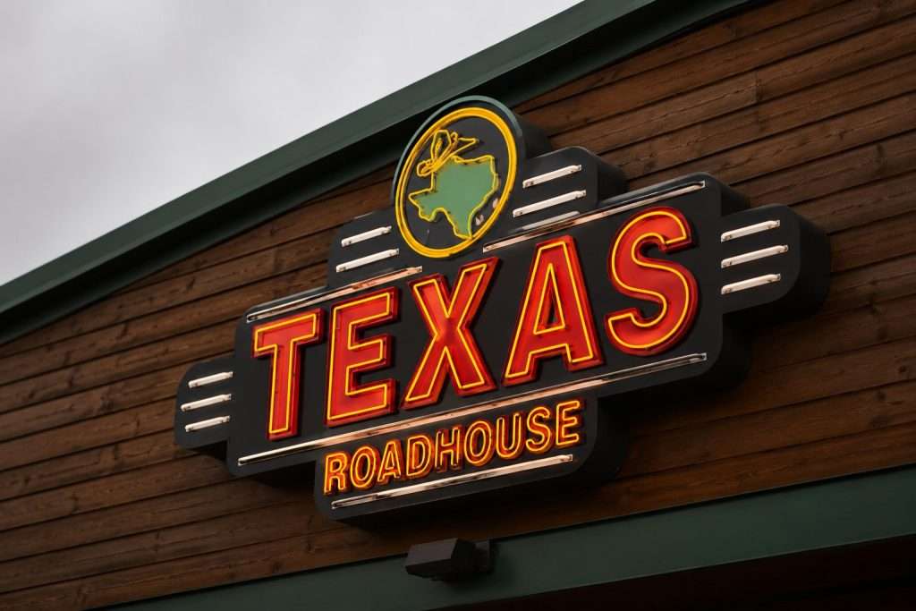 Texas Roadhouse Dips After New Wall Street Boost, Investors Eye Next Moves