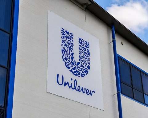 Unilever Shares Edge Up After Jefferies Warning, CEO Pay and Buybacks Back in Focus