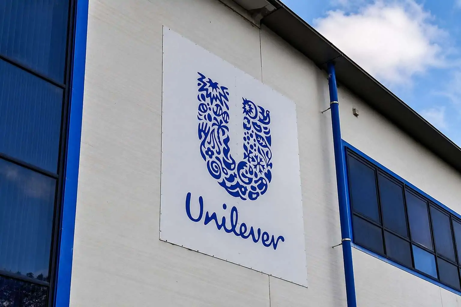 Unilever Shares Edge Up After Jefferies Warning, CEO Pay and Buybacks Back in Focus