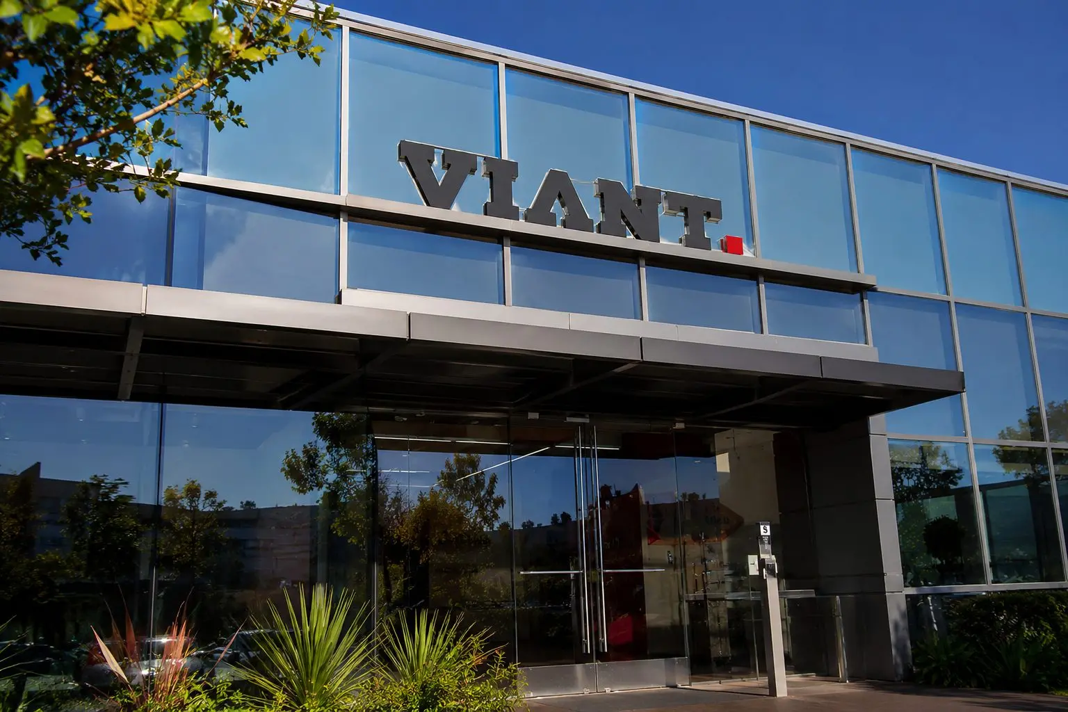 Viant Stock Slips Before the Open as Its CTV News Bet Faces a Pre-Holiday Test