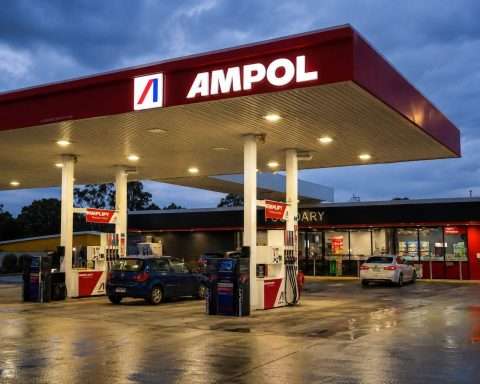 Ampol (ASX:ALD) lags ASX ahead of EG Australia close as deal math narrows