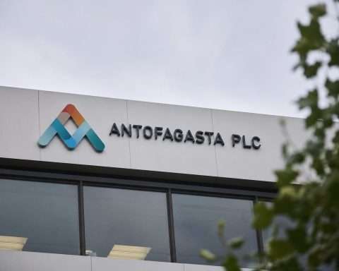 Antofagasta Shares Fall Almost 4% with Copper Prices Lower, Pricing Change in Spotlight