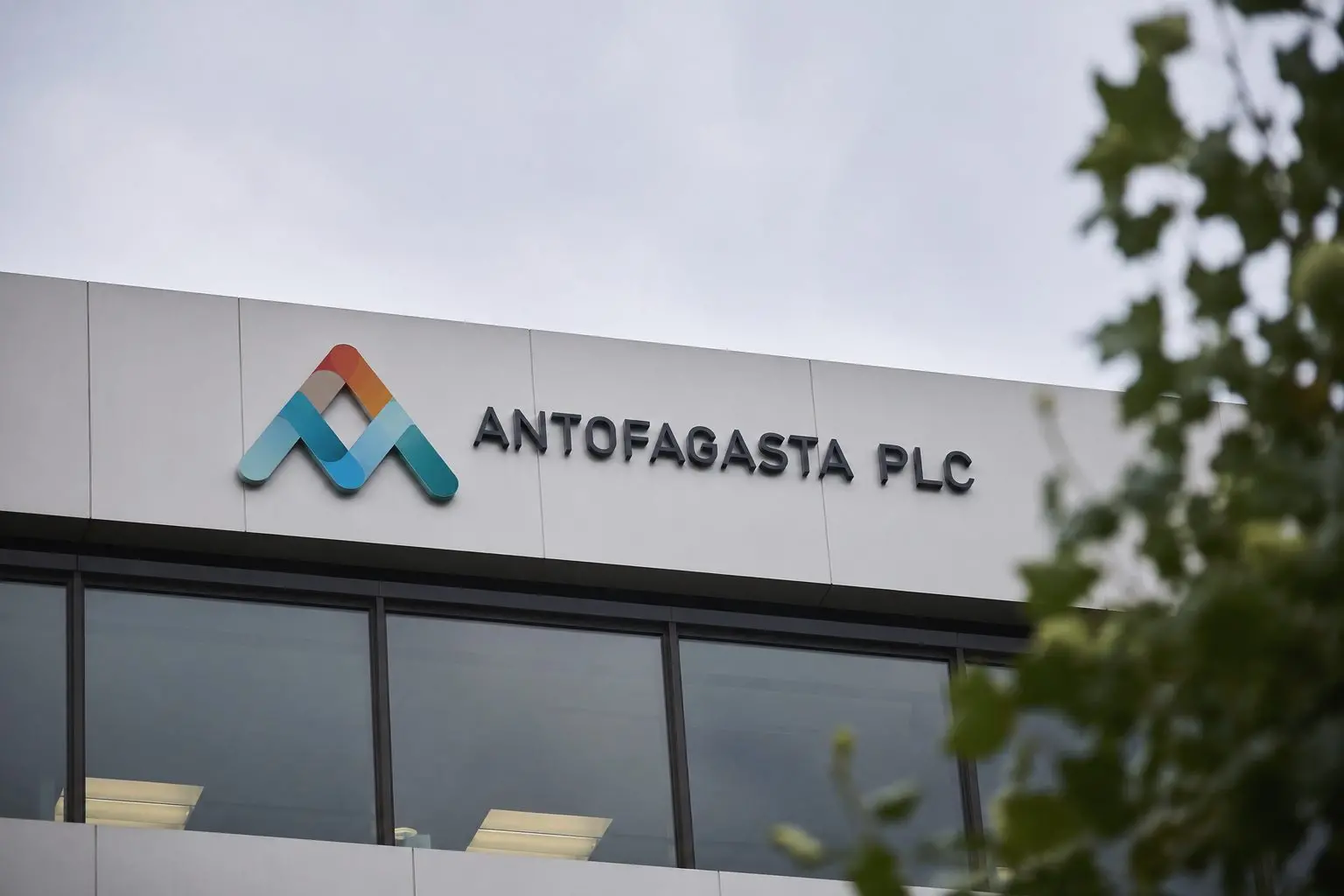 Antofagasta Shares Fall Almost 4% with Copper Prices Lower, Pricing Change in Spotlight