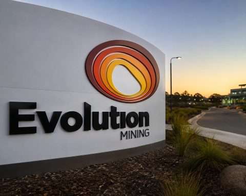 Evolution Mining (ASX:EVN) outpaces ASX gold index as lower cash burn helps offset weaker gold prices