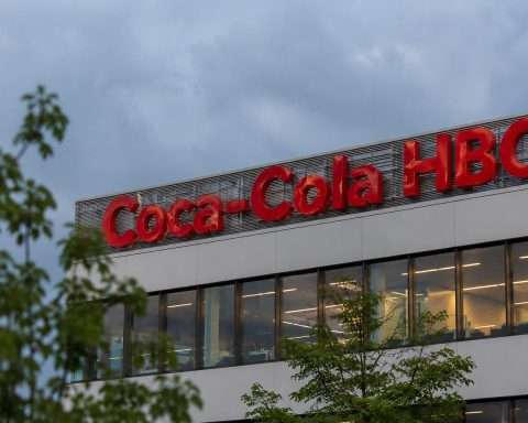 Coca-Cola HBC stock (LSE:CCH) rises as World Cup mix, Africa deal timing draw focus