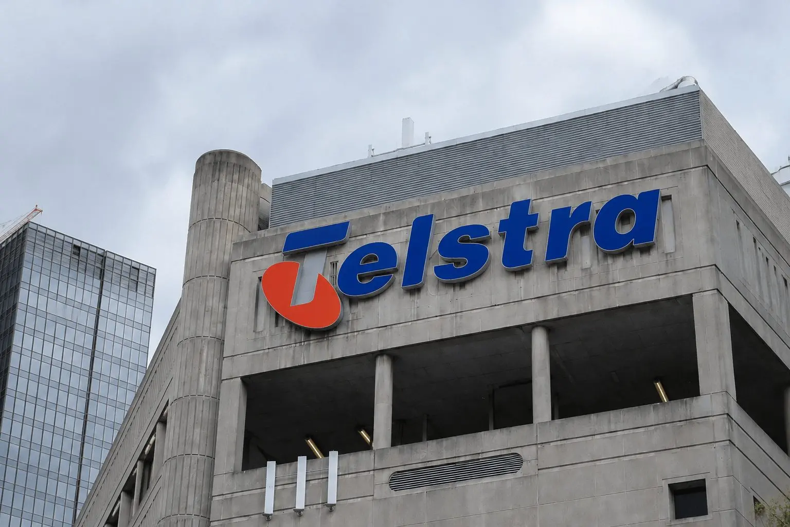 Telstra (ASX:TLS) falls as buyback ends, investors look at July pricing reset