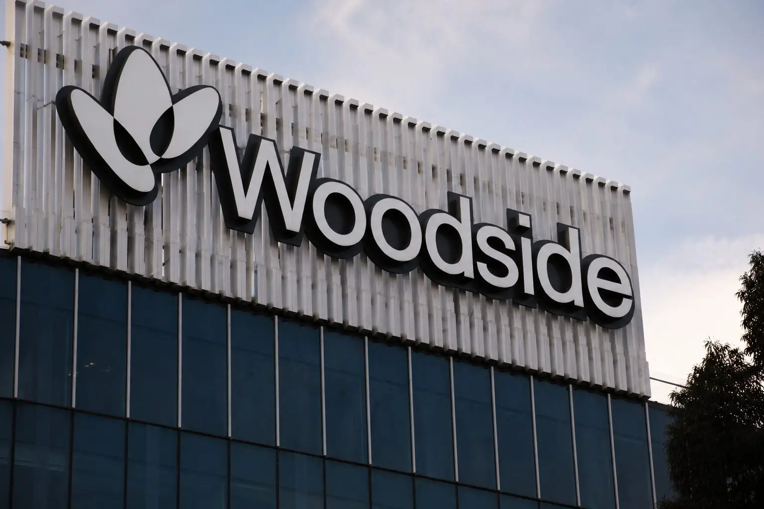 Woodside Energy Stock (ASX:WDS) Falls as Oil Peace Premium Fades, Browse Exposure Looms