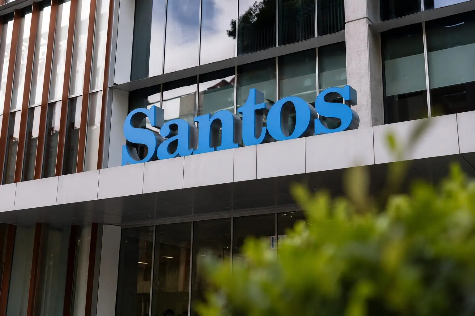 Santos shares slide 9% over the week as oil risk premium slips