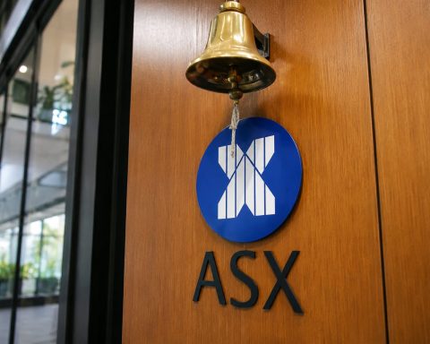 ASX 200 down 0.7% with banks, miners offsetting gains