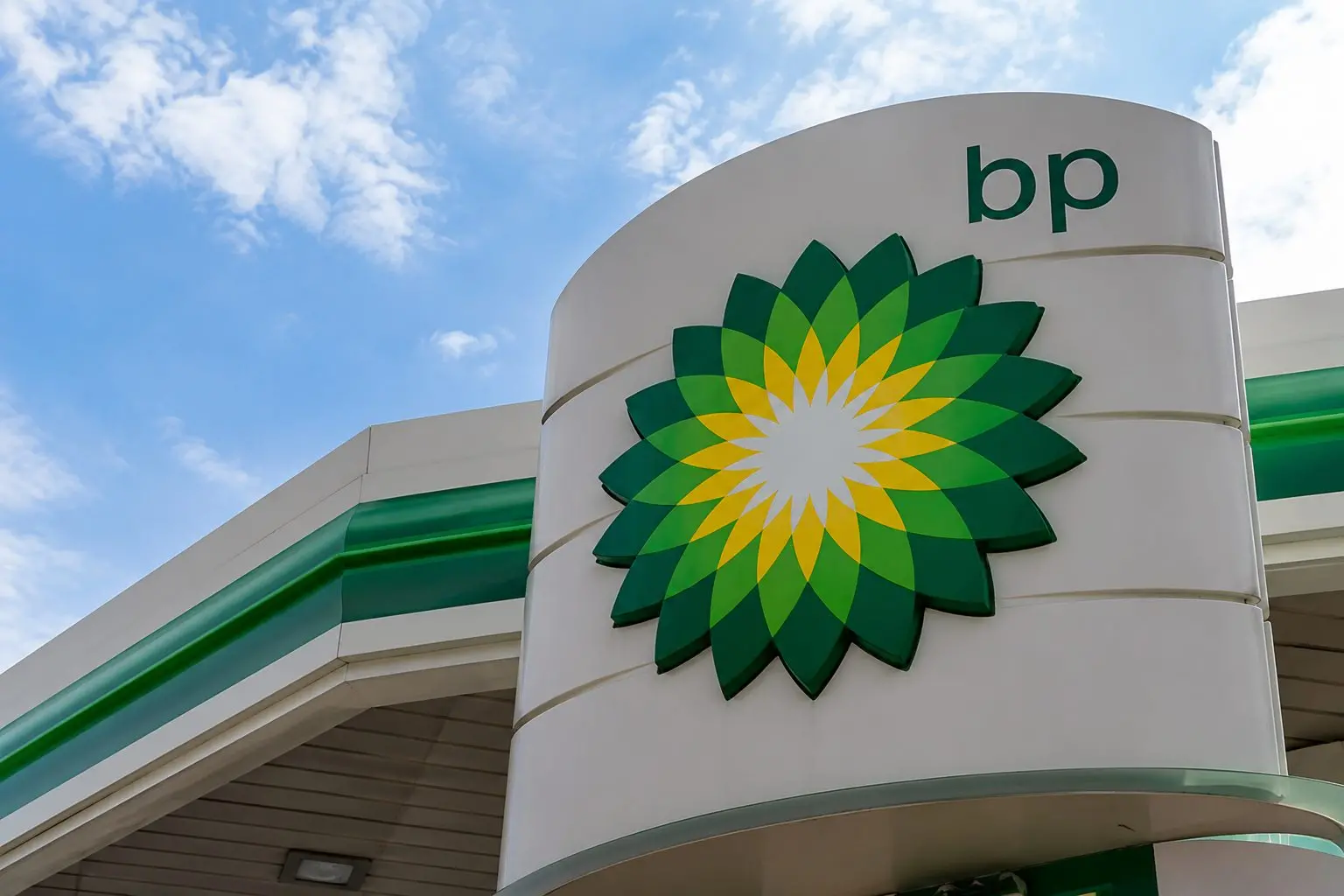 BP shares claw back 2.8%, still down 5.7% for the week as Hormuz fears hit market