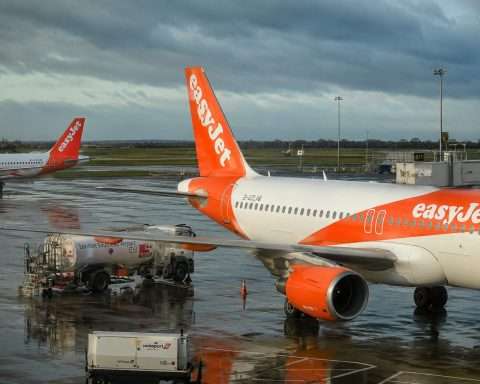 easyJet (LON:EZJ) bid premium leaves £590 million deal spread