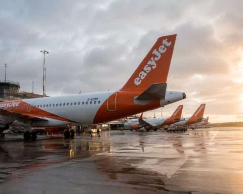 easyJet (LON:EZJ) drops as gap with Castlelake offer nears £700m