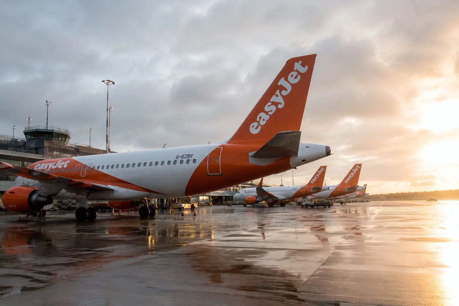 easyJet (LON:EZJ) drops as gap with Castlelake offer nears £700m