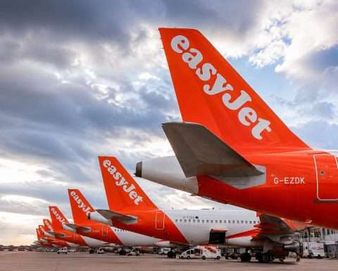 easyJet Stock (LSE: EZJ) Rallies on 625p Bid—The Spread Prices a 55% Deal Chance
