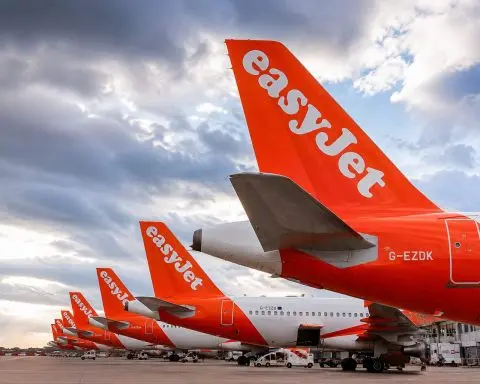 easyJet Stock (LSE: EZJ) Rallies on 625p Bid—The Spread Prices a 55% Deal Chance