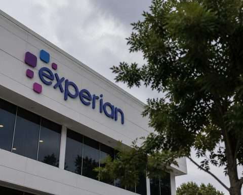 Experian slips 2% as buyback price tops market after shares go ex-dividend