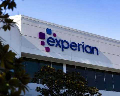 Experian (LON:EXPN) holds up after new £12m buyback filing