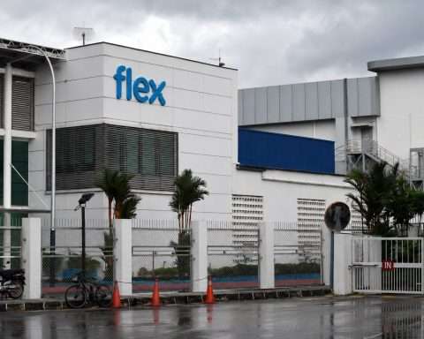 Flex Shares Lose Steam After AI Rally, Balance Sheet Scrutiny Rises on $1.45 Billion Loan