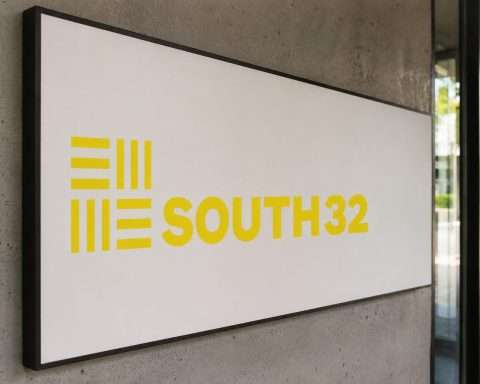 South32 Shares Slip From One-Year Peak as Traders Watch Next Move